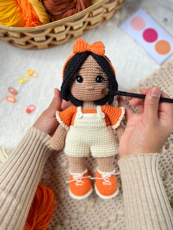 Andreia Amigurumis - Andreia Azevedo - Boneca Lia 25cm - Portuguese