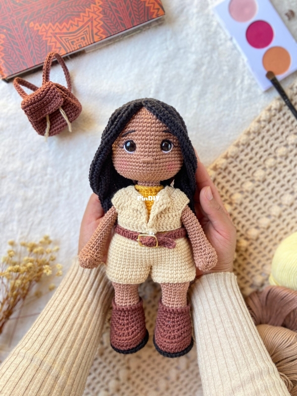 Andreia Amigurumis - Andreia Azevedo - Boneca Maya 25cm - Portuguese