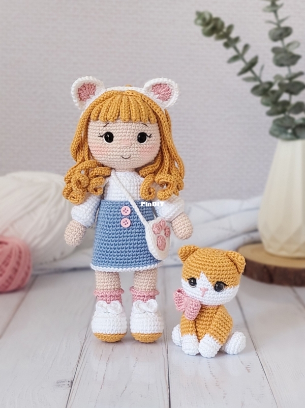 Rachel Crochê - Rachel Muylaert - Mia e Paçoca -  Boneca 24cm Gatinha 9cm - Português