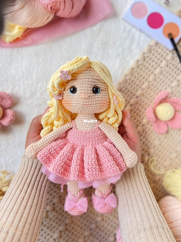 Andreia Amigurumis - Andreia Azevedo - Boneca Clara 25cm - Português