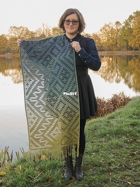 Poiana_filet_gradient_shawl-2_medium2.jpg