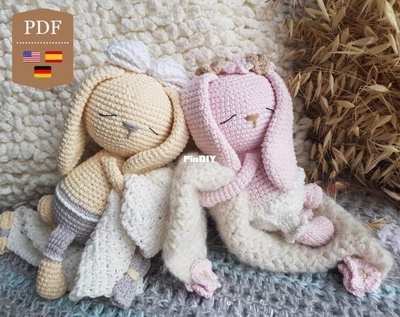 Chipifriends - Tejiendo Lindo - Graciela Gaudi - bunnies with blanket.jpg