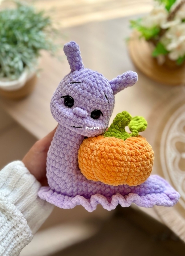 Proskuryakova Knits - Svetlana Proskuryakova - Snail with Pumpkin.jpg