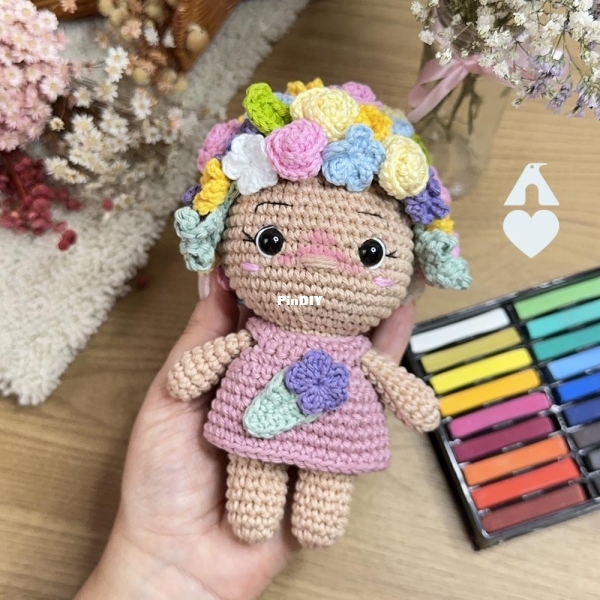 Ateliê Pingouin - Josi Sena - Margarida, a Boneca Primavera Bella Amigurumi - Portuguese