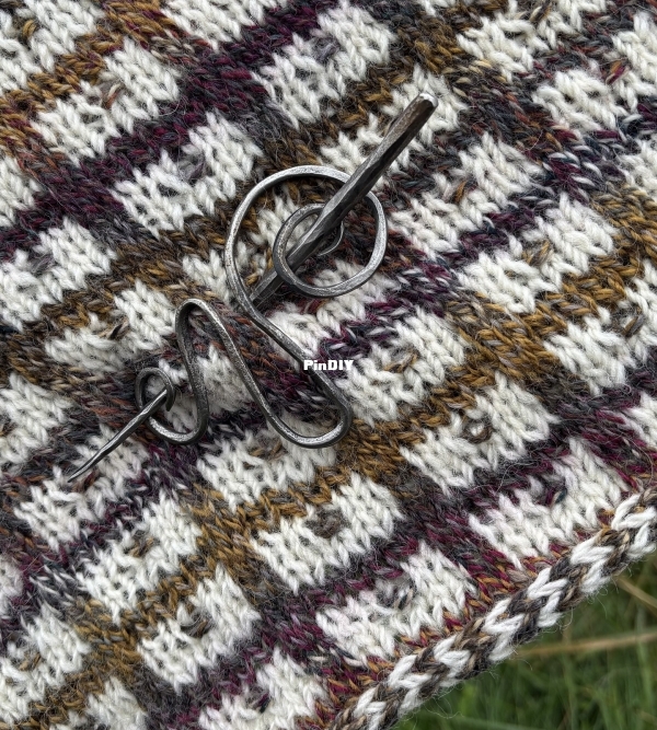 Raven Windowpanes Marron5.jpg