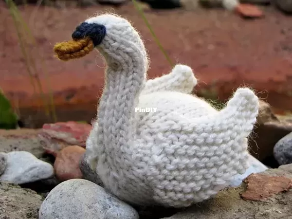 Knitted_Swan_Pattern_medium2.jpg.webp