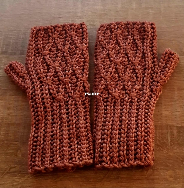 cable_leafs_mittens_own_pattern.jpg
