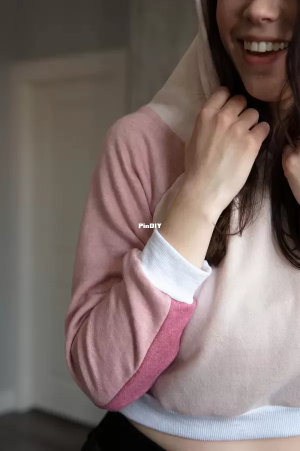 Carlton-Cropped-Hoodie-Image-4.webp