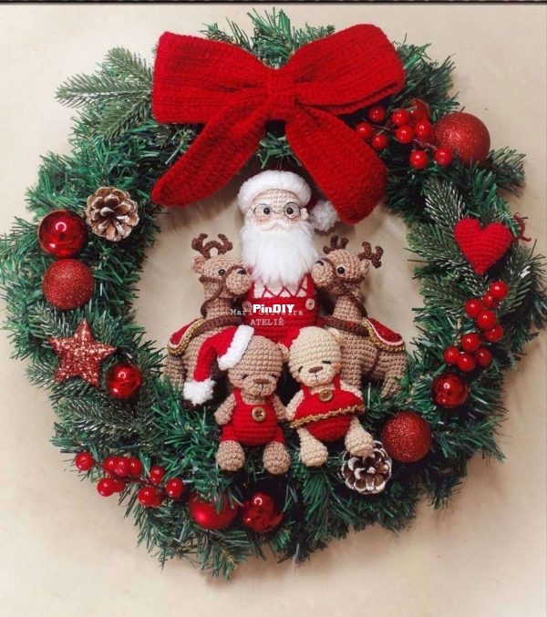 Mari Oliveira Atelie - Mari Oliveira - Santa Claus wreath - Guirlanda Papai Noel - Portuguese