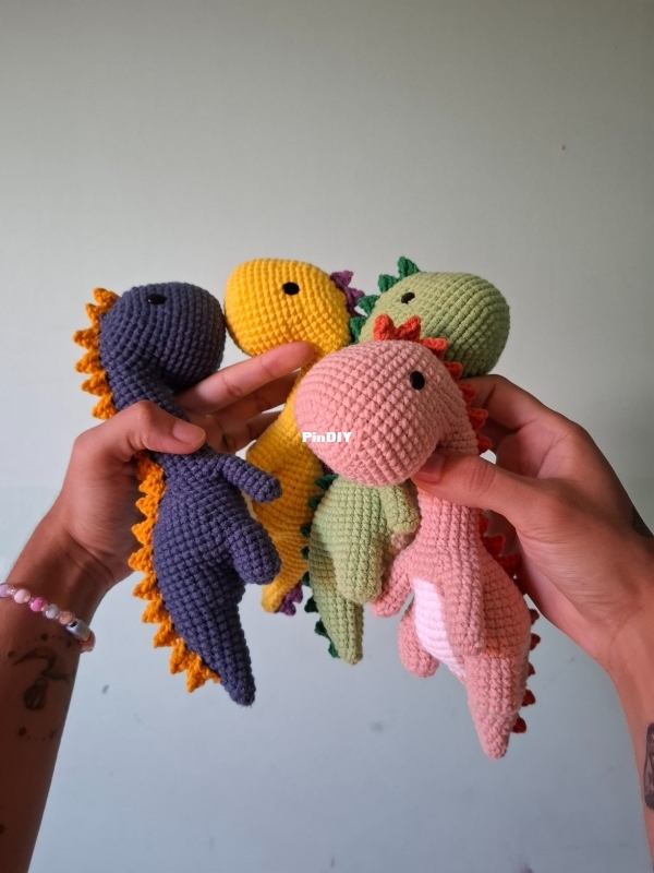 Crochêeeu - Bruna Nascimento - E-book Diplodocus de Apego 20cm - Portuguese