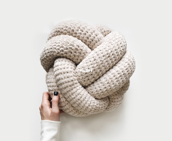 Debrosse - The Mare Knot Pillow.jpg