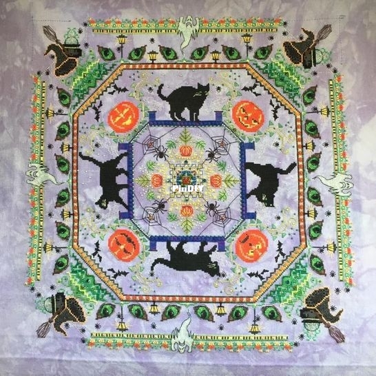 Chatelaine Design ONL 162 – The Halloween Kitty Mandala