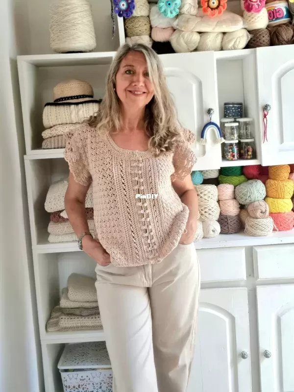 BLUSA-BRISA-CON-EL-FONDO-DE-HILOS-scaled.webp
