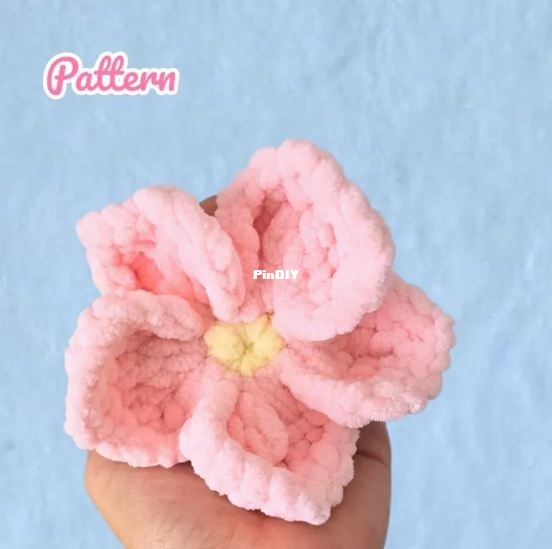 Japan Flower Keychain _ WooleyPatterns.JPG