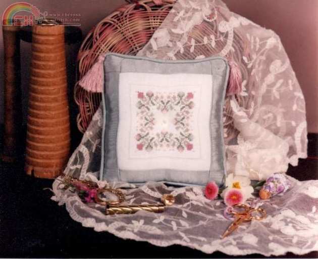 SB Elizabethan needle cushion 1.jpg