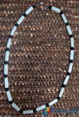 collier en blanc et noir (mon travail