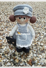 Deux Petites Mains - The Two Little Hands - Sandrine Campaña Garcia - Zoe on her way to school - French