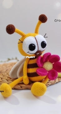 Olya and Toys - Olga Shkarlatyuk - Smiley Bee