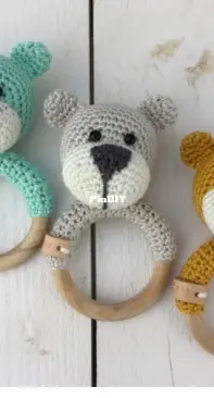 Stip en Haak  - Herriët van de Wiel - Bear Bram Rattle - Chocalho Ursinho Bram - Portuguese - Translated