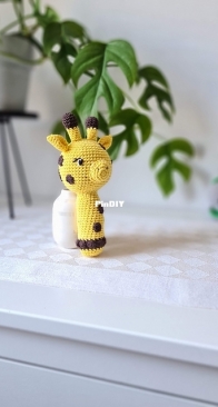Virkat by By - Lizette - Rattle Giraffe - Skallra Giraff - Swedish - Free