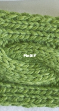 Basic Cabled Scarf by Carly Waterman - Free