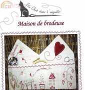 Un chat dans laiguille Maison de brodeuse