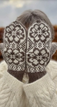 Gaby Mittens  by Inge-Lis Holst & Katrine Hannibal - Önling