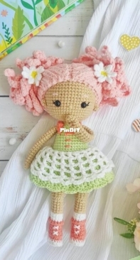Lovenika Design - Yevheniia Romanchuk - Sophie the little girl - English, German and Spanish