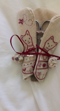 A cat in the needle. /  Un chat dans laiguille