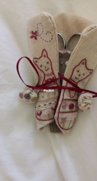 A cat in the needle. /  Un chat dans laiguille