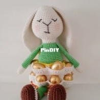 Gek op Haken -  Marjan van der Leer - Easter Bunny with Egg Apron - Paashaas met Eierschortje - Dutch