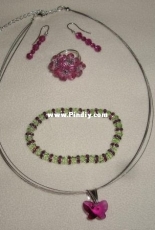 Conjunto verde y fucsia.