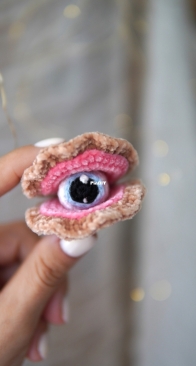 Mrs Crowlet - Tanya Pogosova - Pretty creepy Oysters
