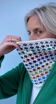 Snowball Kiss Cowl by Sophie McKane