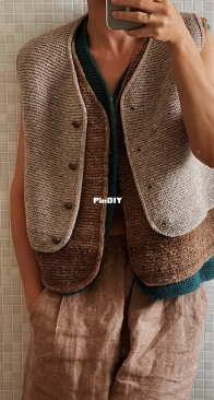 Pelica Vest by Rosa Pomar