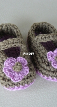 Newborn girl booties