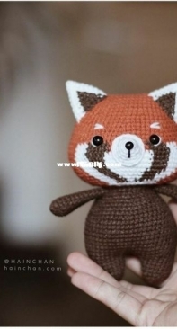Hainchan Design - Hainchan - Hanh Tran - Little Red Panda - Pequeno Panda Vermelho - Portuguese - Translated