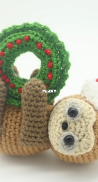 Stringy Ding Ding - Olive - Christmas Sloth With Wreath - Free