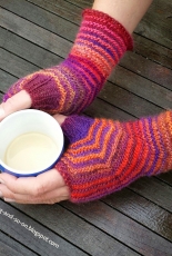 Hexagon Mitts in Two Colours by knit-and-so-on-English-Free
