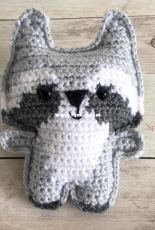 Spin a Yarn Crochet - Jillian Hewitt - Pocket Raccoon - Free