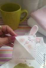 Karin Montone - Coelhinho Marca Página / Bunny Bookmark Felt Pattern - Portuguese - Free