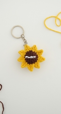 Megurumi Handmade - Meg Sheridan - Sunflower keychain - Free
