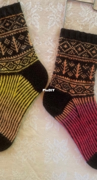 Woodland Dream Socks by Anna Viadero - Free