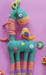 Giraffe and little bird by aquariwool