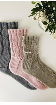 Flowerknot Socks by Laura Moorats