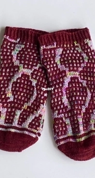 High Contrast Knits & Design - Interstitial Socks by Cynthia Dorrough - Free