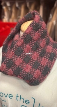 Back-n-Forth Cowl by Emily Charland - Free
