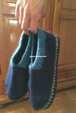 Felt slippers in two colors