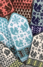 Squirrels and acorns mittens by Takeko Tanabe-English,Japanese-Free