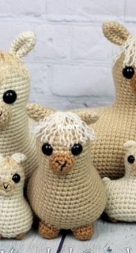 The Left Handed Crocheter - Jennifer Adams - Family of Llamas